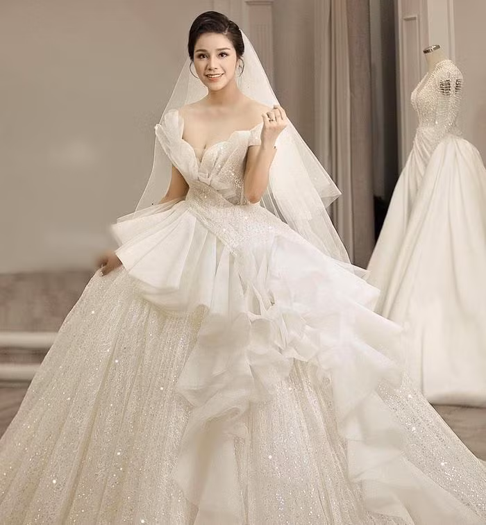 Ngay từ khi công khai mối quan hệ tình cảm, vợ của Bùi Tiến Dũng là Khánh Linh luôn nhận về những lời khen ngợi nhan sắc xinh đẹp không kém gì Hoa hậu.