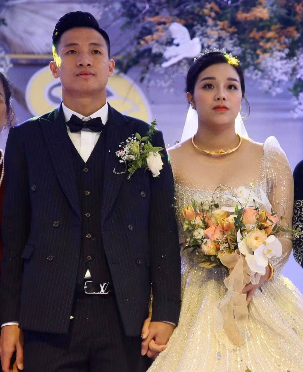 Giống như nhiều đám cưới của các cầu thủ nổi tiếng, trong ngày vui của Bùi Tiến Dũng nàng WAG Khánh Linh là nhân vật tiếp theo bị rơi vào tầm ngắm soi nhan sắc.