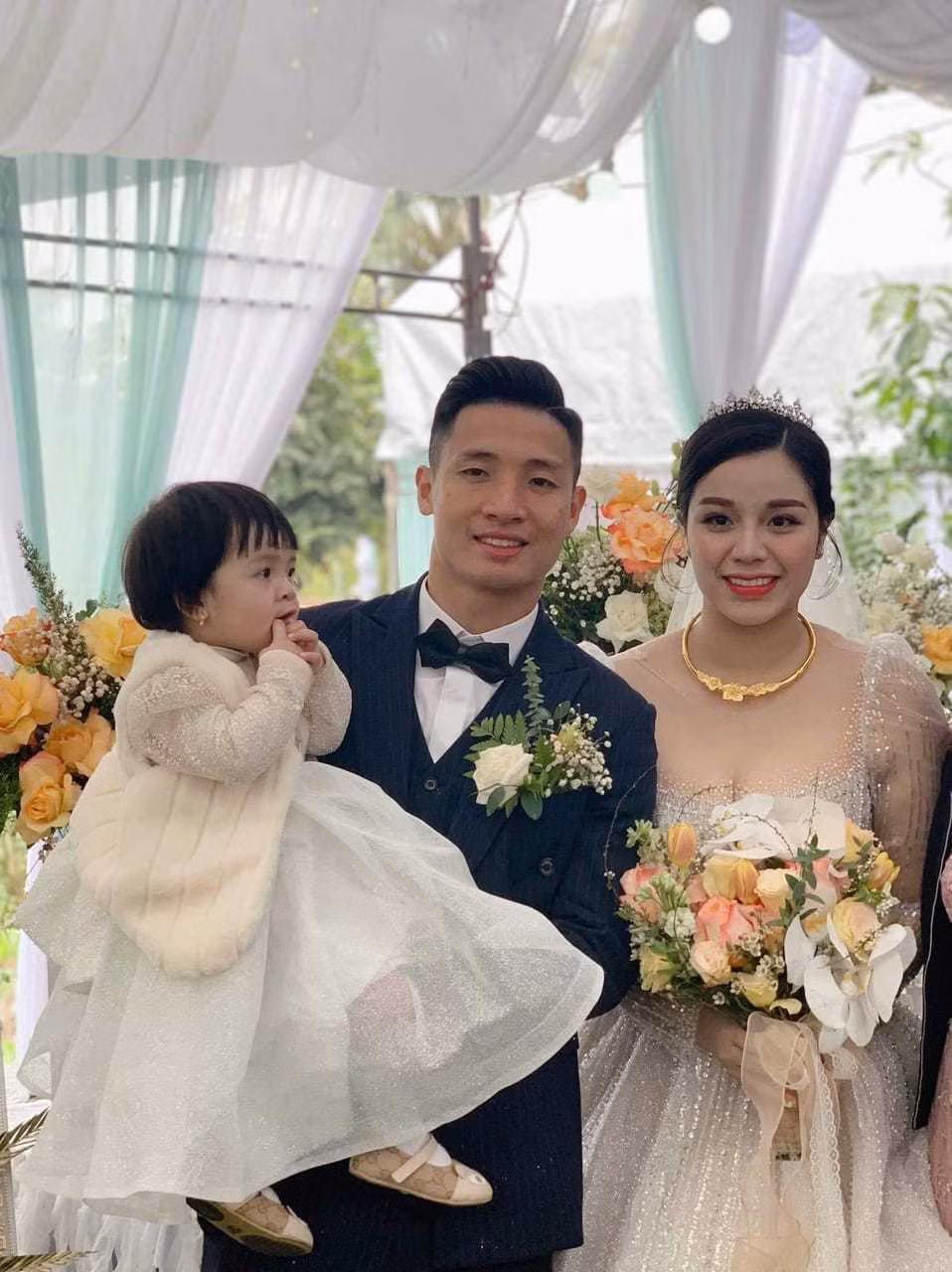 Bùi Tiến Dũng và Khánh Linh tổ chức đám cưới sau hơn 1 năm làm lễ đính hôn. Cả hai vẫn dành sự chuẩn bị tốt nhất cho đám cưới dù đã chung sống với nhau.