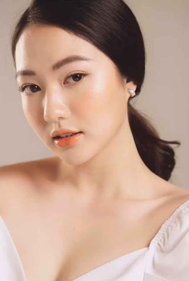 Sở hữu diện mạo xinh đẹp cùng vóc dáng nóng bỏng Bảo Ngọc nhanh chóng thu hút người khác từ cái nhìn đầu tiên.