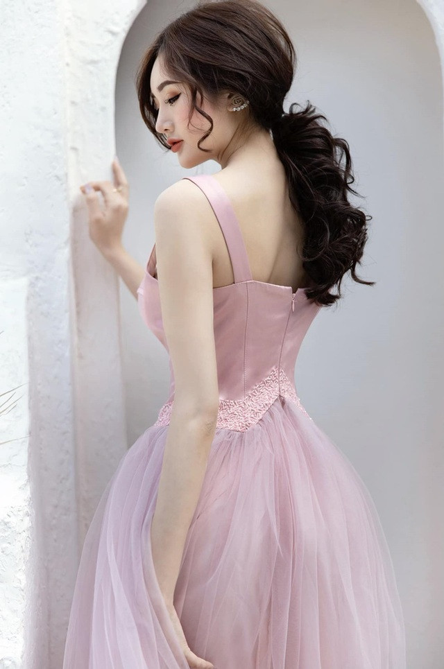 Với thân hình gợi cảm cùng sự tự tin toát ra từ nội tâm của cô gái trẻ, Quỳnh Như nhanh chóng trở thành tâm điểm mỗi lần xuất hiện trước công chúng.