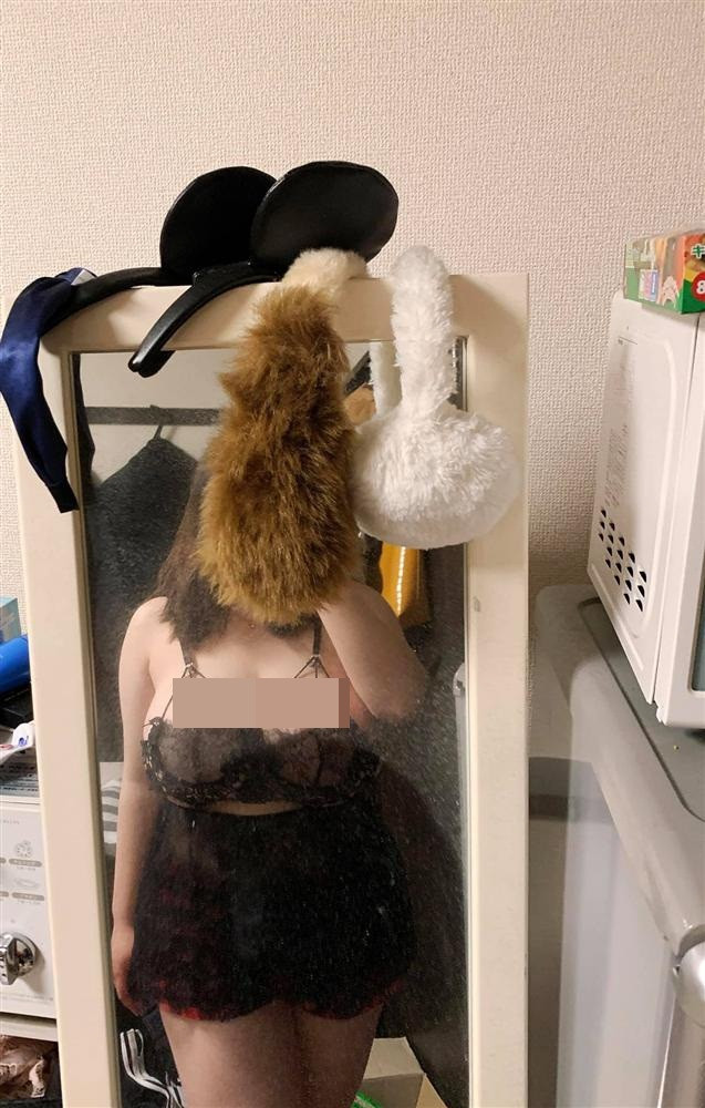 Mới đây nhất, hot girl vòng 1 "khủng" gây chú ý khi chia sẻ khoảnh khắc selfie trước gương kèm caption: "Cần tìm người lau gương hộ". Tuy nhiên bức ảnh mới này lại nhận về nhiều tranh cãi, chỉ trích hơn là lời khen ngợi khi cô nàng mặc thời trang kiệm vải.