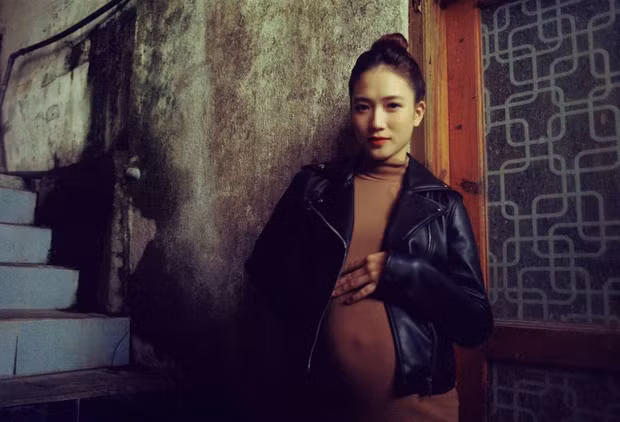 Dù bụng bầu đã vượt mặt nhưng da dẻ của cô nàng vẫn trắng trẻo và căng mịn.