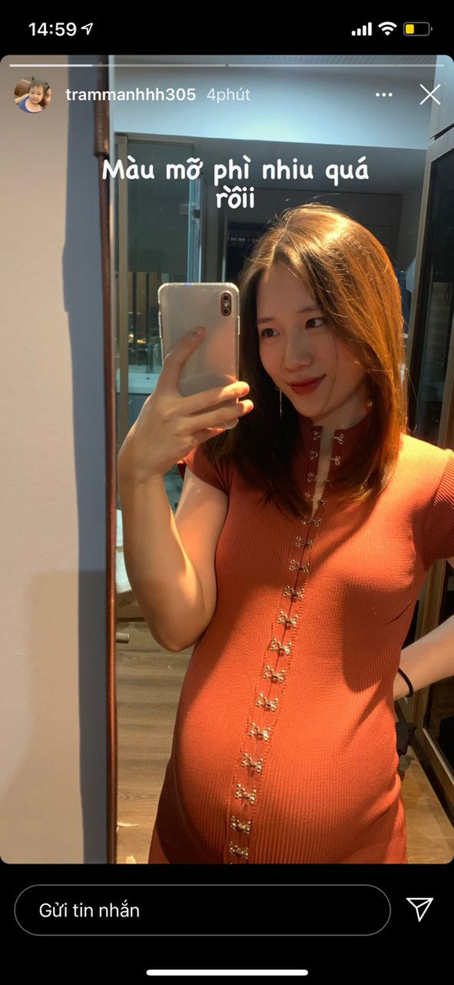 So sánh những bức ảnh được chụp trước và trong thời gian mang bầu lần 2, vóc dáng của "hot mom" Trâm Anh có chút mũm mĩm, song gương mặt không hề vỡ nét, thần thái có phần tăng cao.