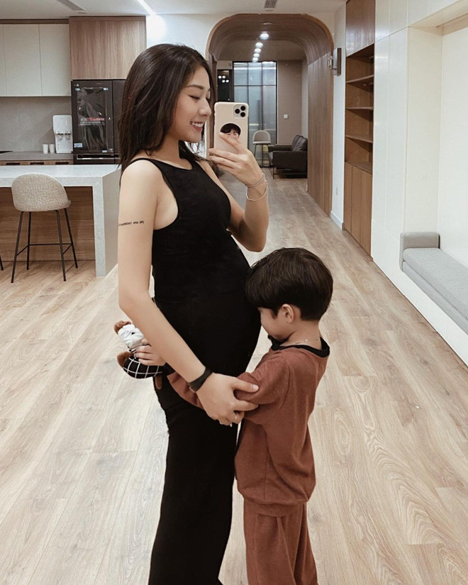 Bat chap chuyen bau bi, hoi hot girl van khoe dang sieu chuan