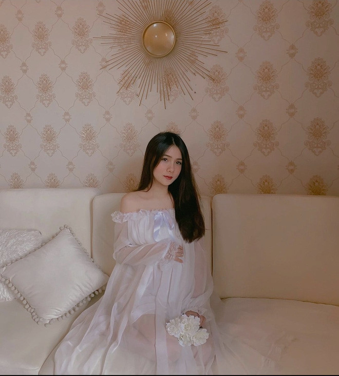 Dường như sau khi lấy chồng, ngoài cuộc sống đầy đủ, hạnh phúc thì nhan sắc của Giang Jolie cũng ngày càng trở nên đằm thắm hơn.