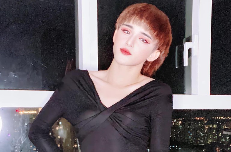 Thời gian gần đây Trần Đức Bo cùng có sở thích diện những chiếc váy ôm sát ngắn cũn và tạo dáng khó hiểu ở nhiều nơi.