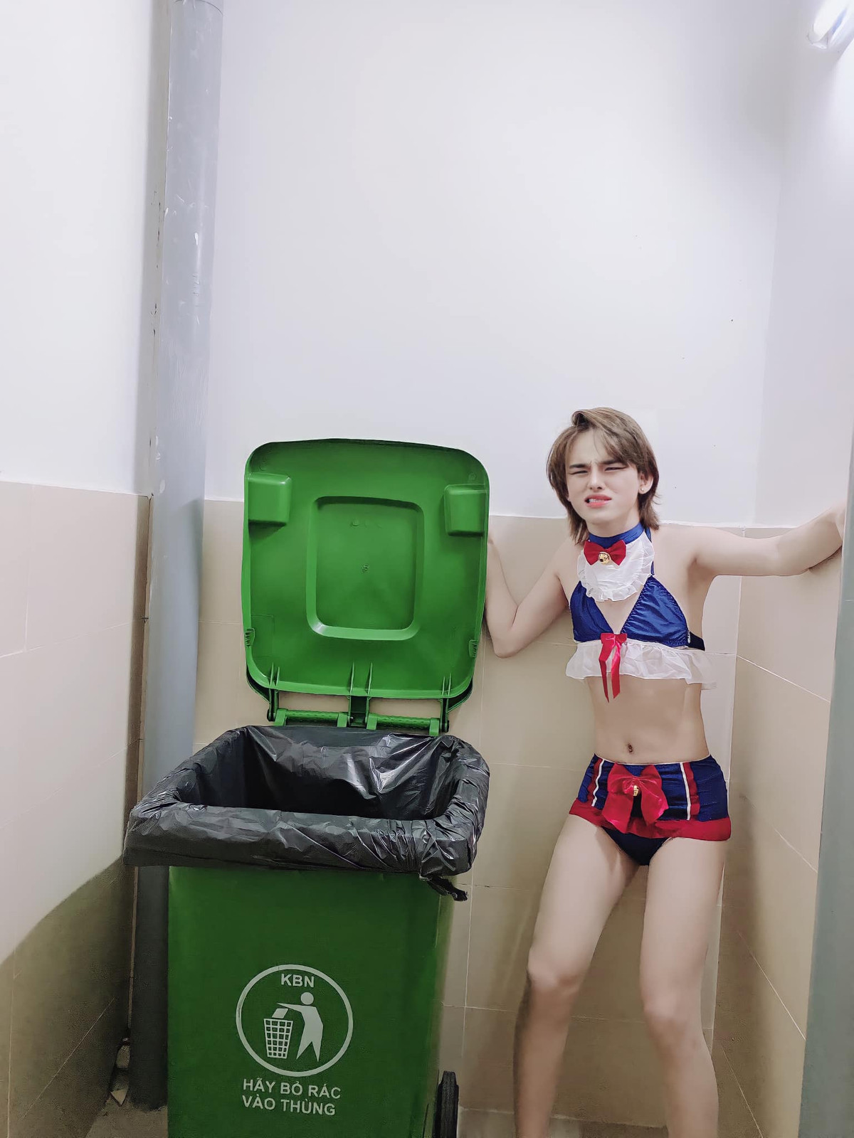 Mới đây, thảm hoạ mạng Trần Đức Bo lại một lần nữa khiến cho cộng đồng mạng phải "khó thở" với loạt ảnh mới nhất khi anh chàng diện bikini khoe đôi chân thon thả.