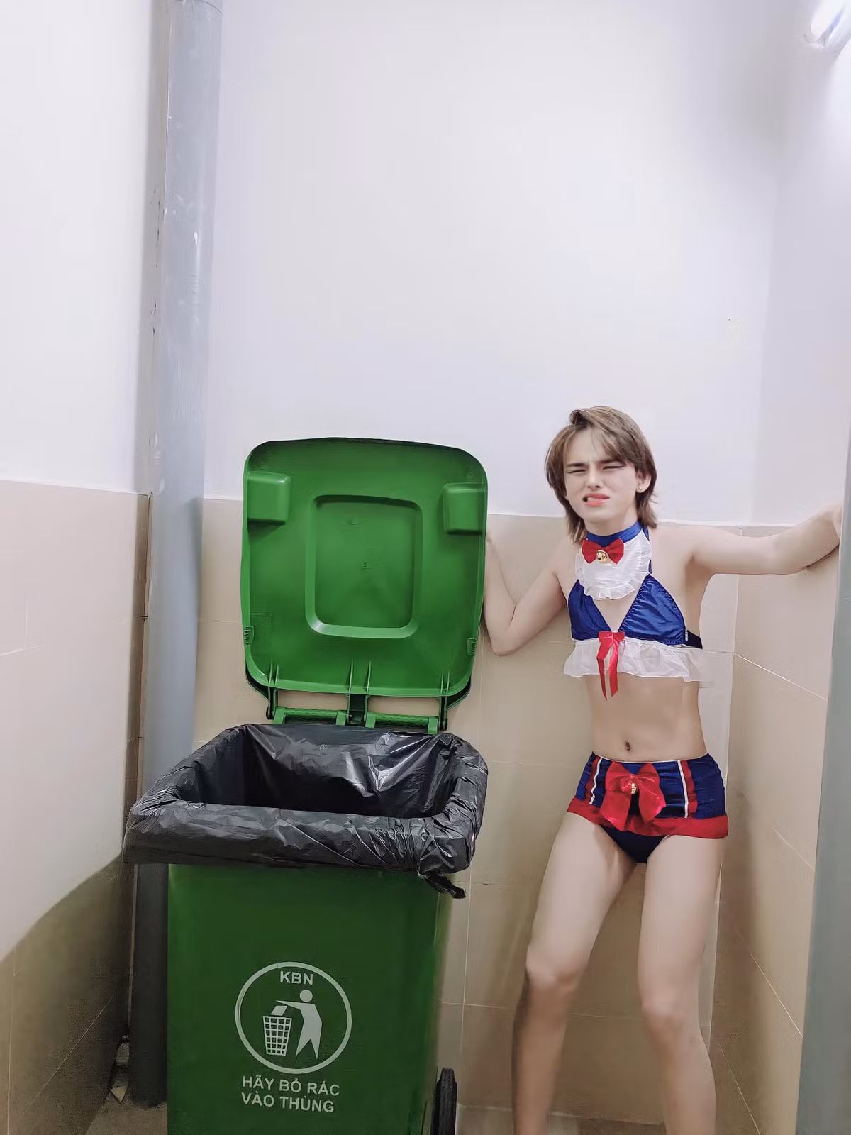 Mới đây, thảm hoạ mạng Trần Đức Bo lại một lần nữa khiến cho cộng đồng mạng phải "khó thở" với loạt ảnh mới nhất khi anh chàng diện bikini khoe đôi chân thon thả.