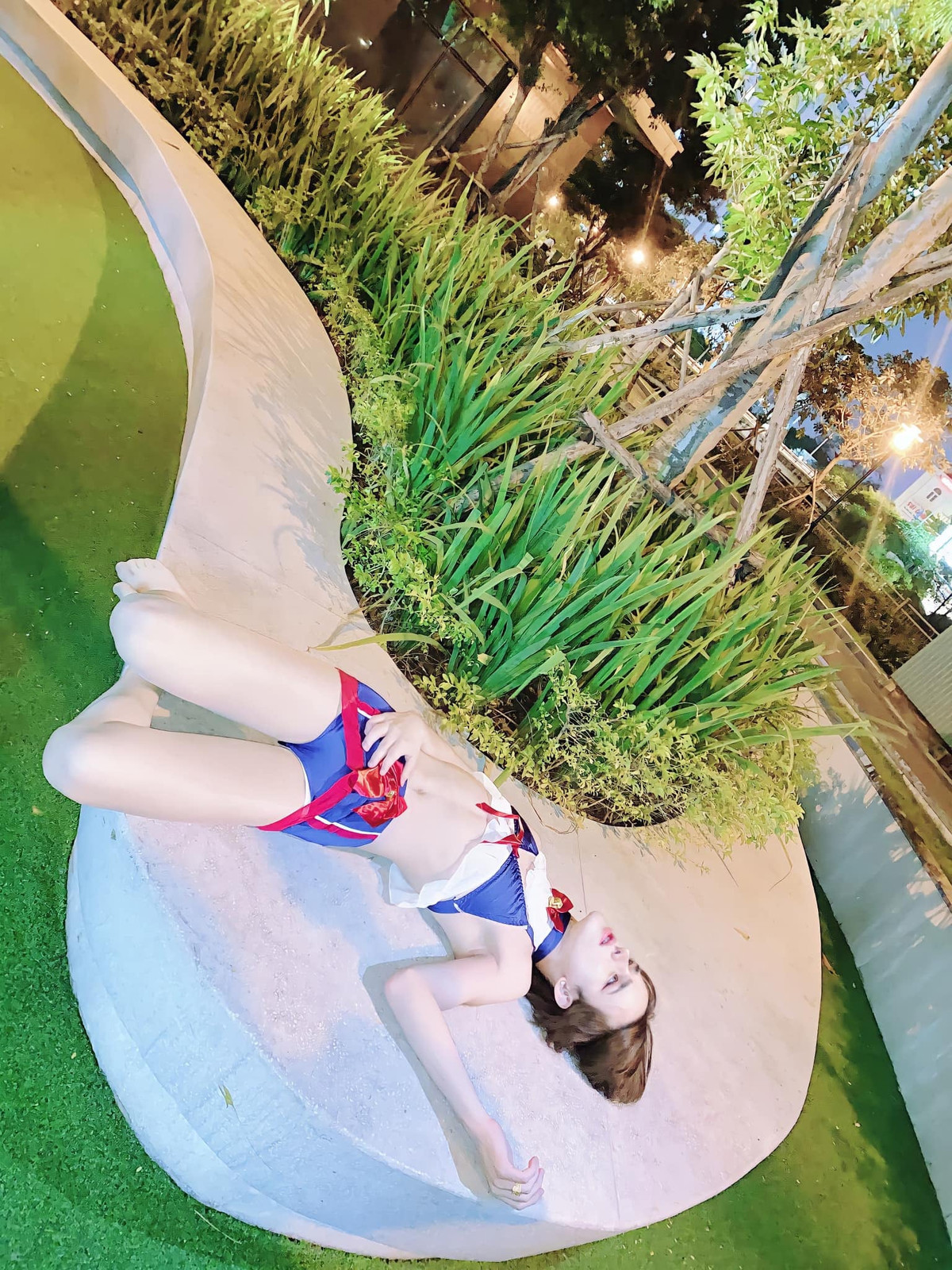 Chàng trai thị phi lại 1 lần nữa chụp ảnh với... thùng rác và nằm ra ngoài đường tạo dáng vô cùng khó hiểu. Anh chàng lại tạo nhiều dáng phản cảm, khiến người khác khó chịu.