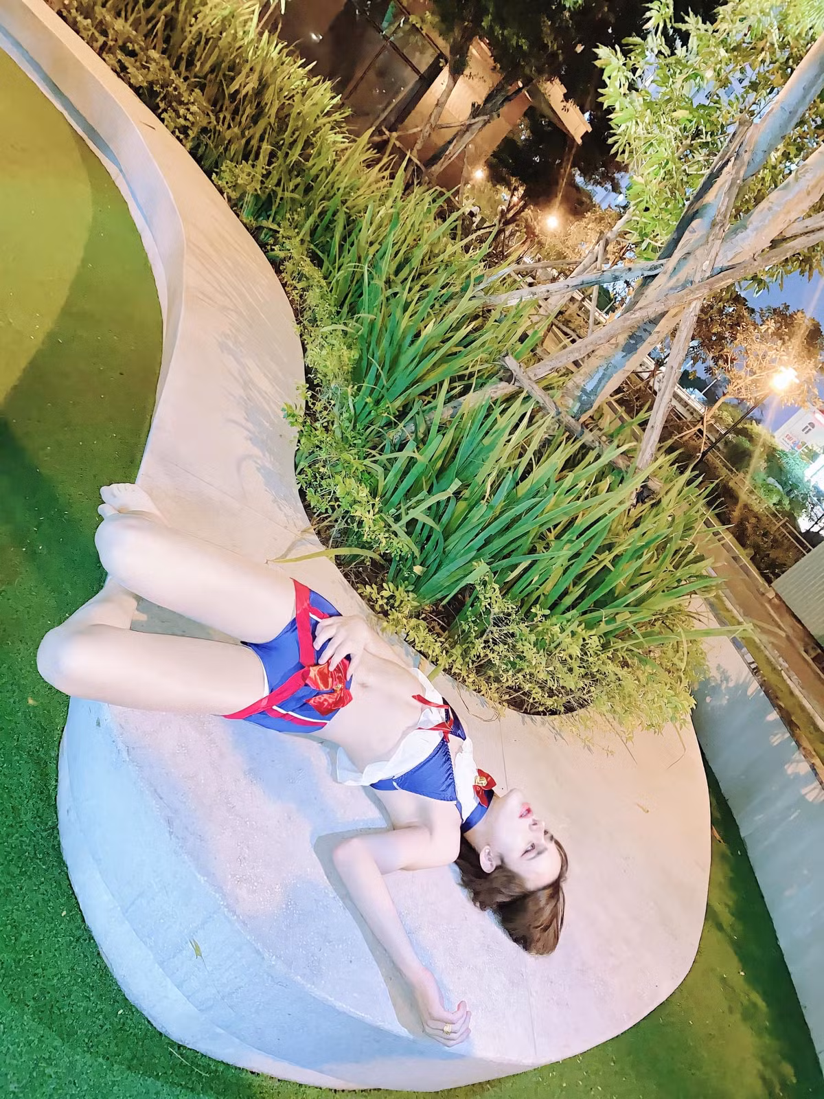 Chàng trai thị phi lại 1 lần nữa chụp ảnh với... thùng rác và nằm ra ngoài đường tạo dáng vô cùng khó hiểu. Anh chàng lại tạo nhiều dáng phản cảm, khiến người khác khó chịu.