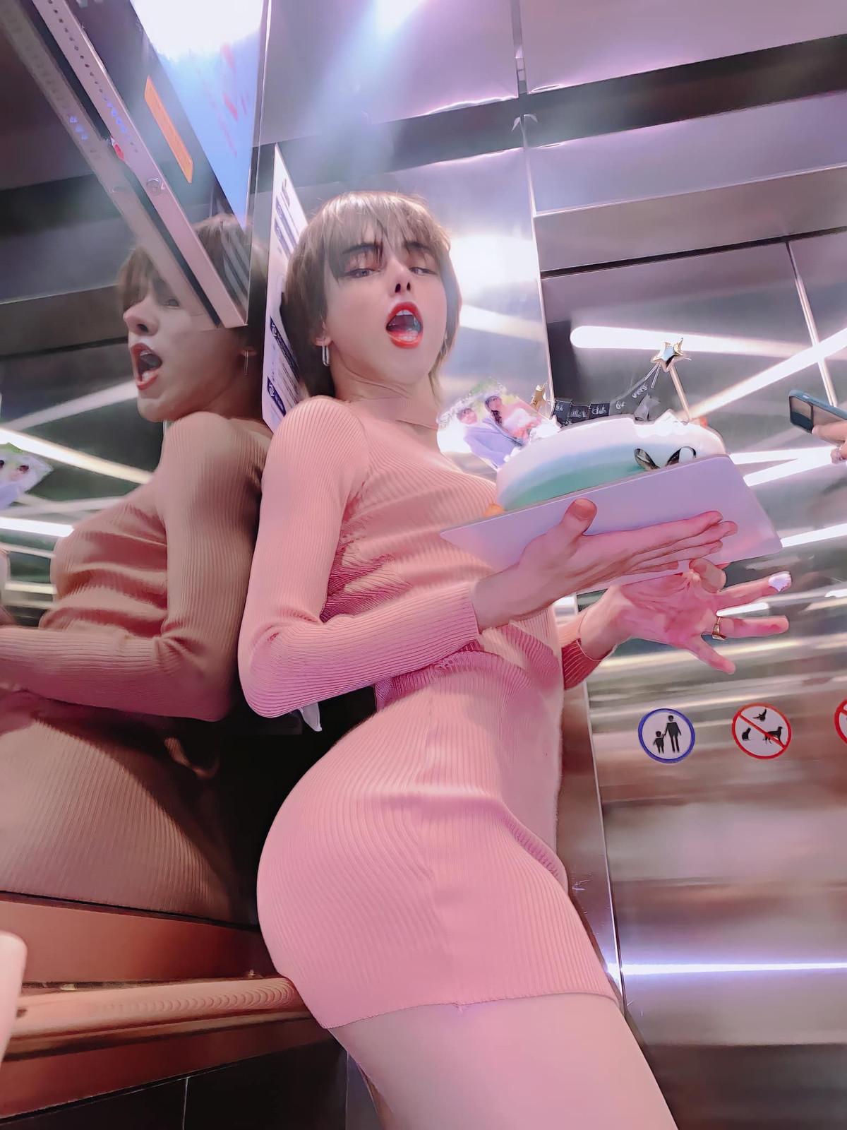 Thời gian gần đây, Trần Đức Bo rất chăm diện đồ bó sát và tạo dáng phô diễn vòng 3 trước ống kính.