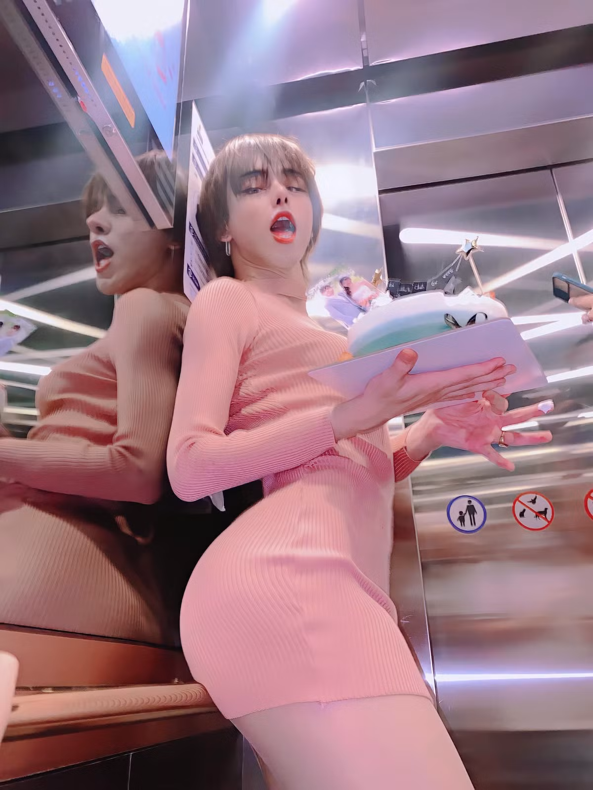 Thời gian gần đây, Trần Đức Bo rất chăm diện đồ bó sát và tạo dáng phô diễn vòng 3 trước ống kính.