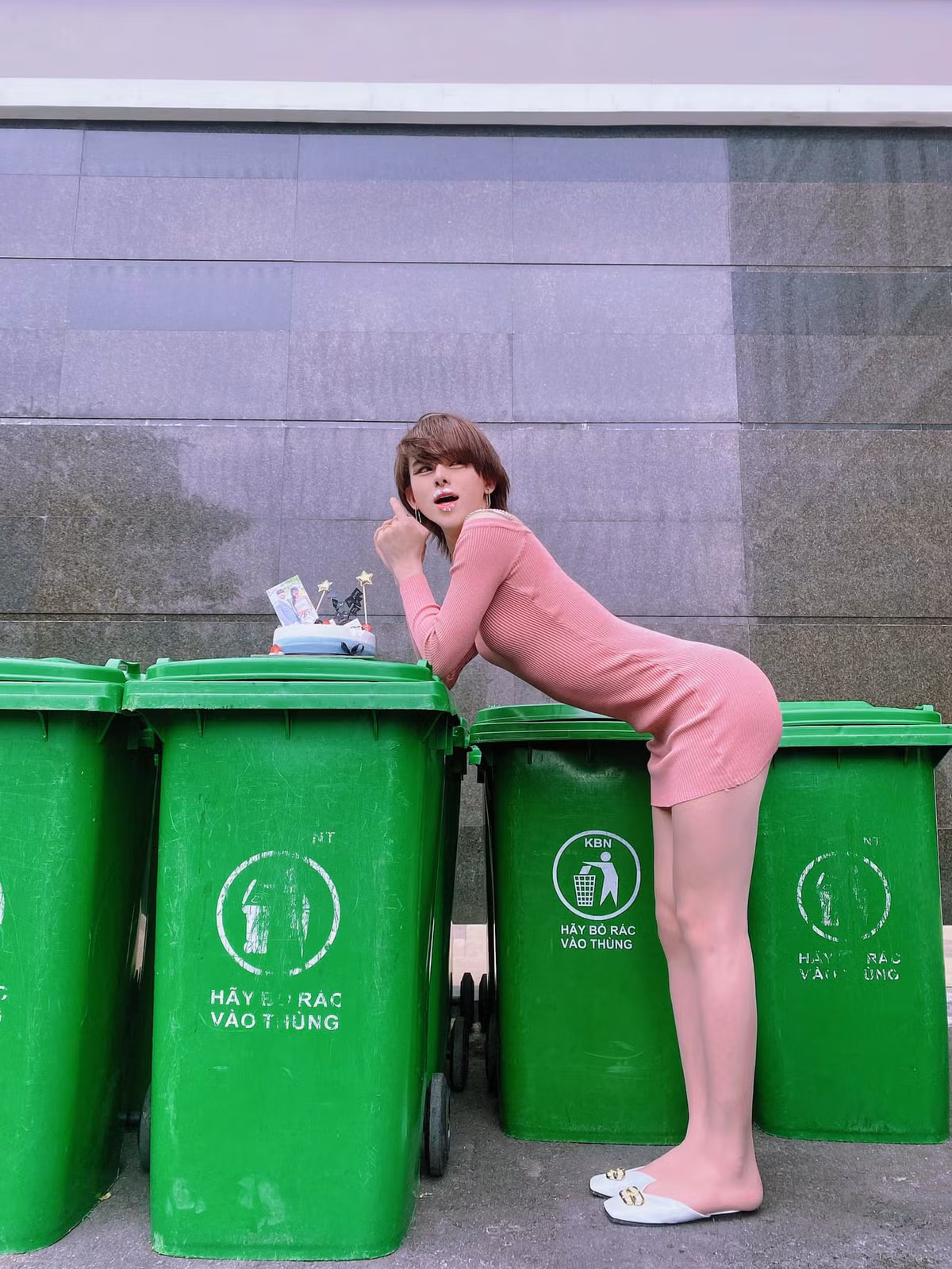 Ngoài ra, hiện tượng mạng Tik Tok còn chuẩn bị một bộ váy bó sát màu hồng nhạt, để lộ đôi chân trắng trẻo, thon thả.