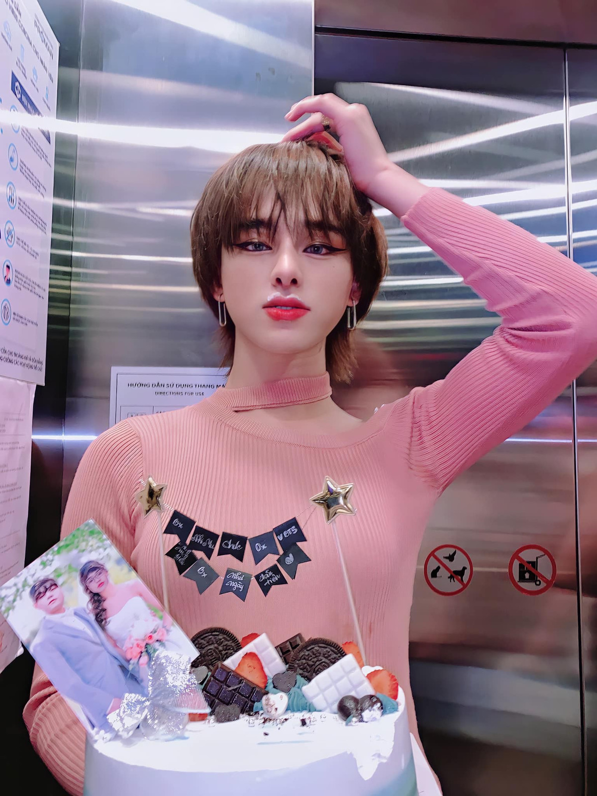 Điển hình như vừa qua, Đức Bo đã tự tay tổ chức tiệc mừng sinh nhật cho chàng trai nhóm nhạc BTS. Không chỉ chuẩn bị bánh sinh nhật, những tấm áp phích hình dán của V, Trần Đức Bo còn ghép hình ảnh anh chàng và "chồng yêu" của mình để kỷ niệm.