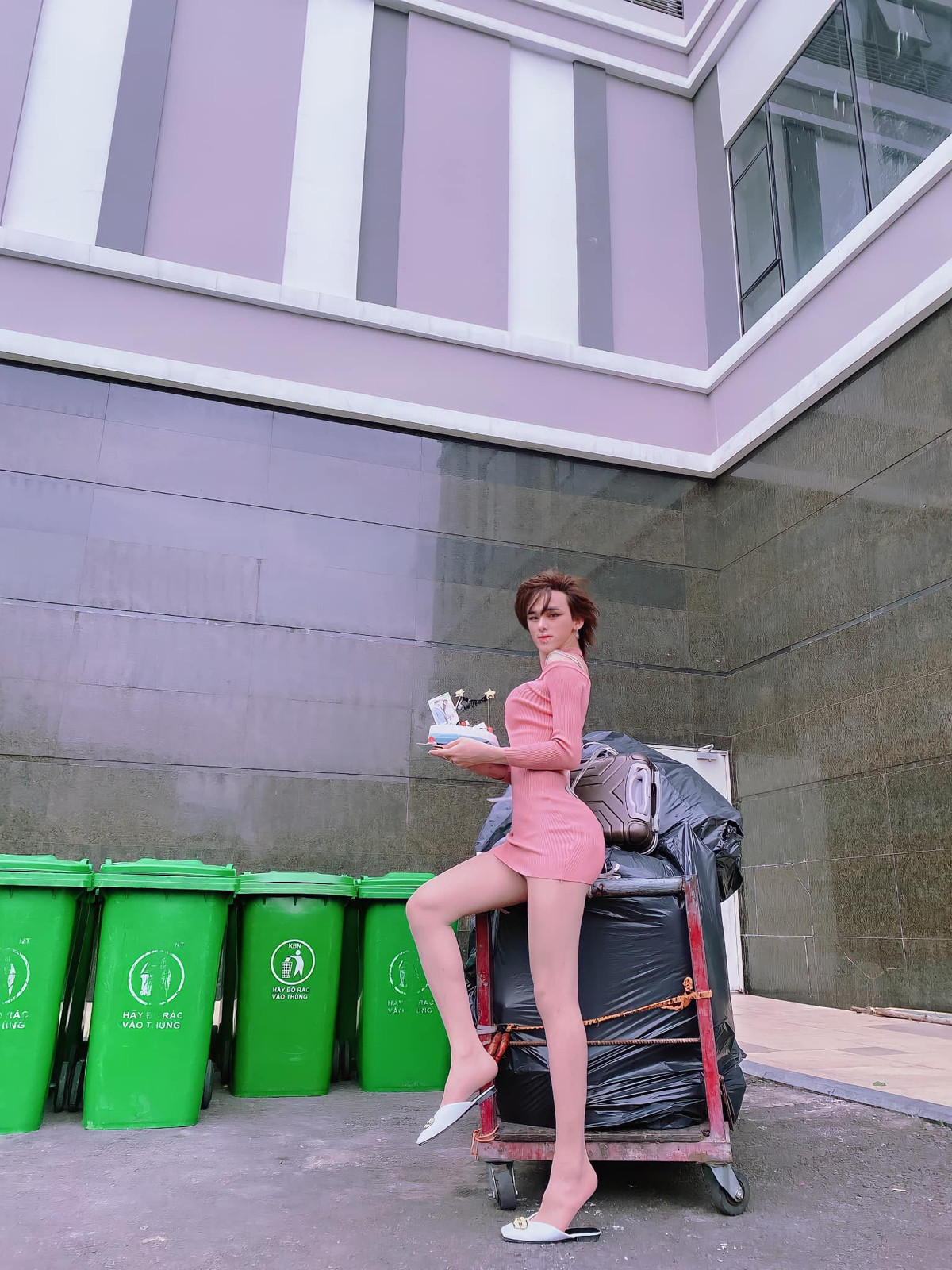 Chỉ sau ít phút, hình ảnh đã nhanh chóng lan truyền và nhận những ý kiến trái chiều từ phía cộng đồng mạng.