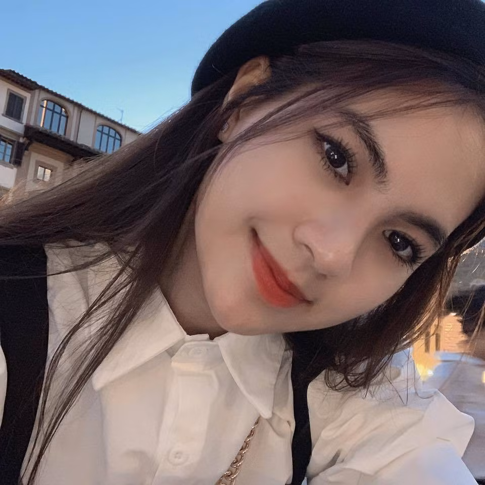 Trên Instagram, Hải Anh chăm chỉ cập nhật ảnh cô check-in sang chảnh ở nhiều địa điểm nổi tiếng thế giới. Hải Anh được đánh giá là người có gu, vóc dáng nhỏ nhắn, nhan sắc nổi bật.