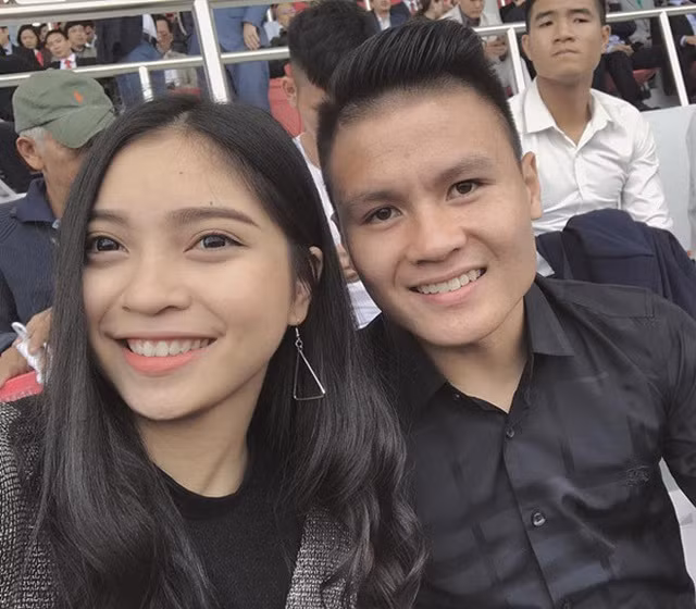 Mối tình kéo dài nhất của Quang Hải chính là Nhật Lê, cả hai đã yêu nhau từ năm 17 tuổi, và đây cũng là mối tình được sự ủng hộ nhiệt tình của giới hâm mộ bóng đá.