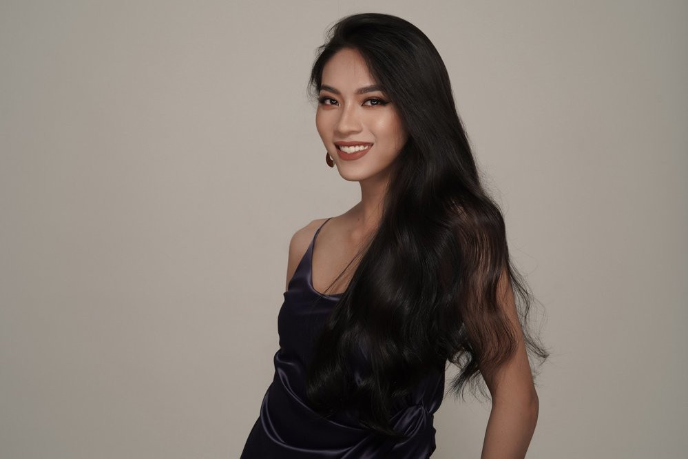 Các đường nét trên khuôn mặt cô nàng khá mềm mại, xương quai hàm thanh thoát, mũi cao thẳng vì vậy mà muốn thay đổi hình tượng cũng vô cùng dễ dàng.