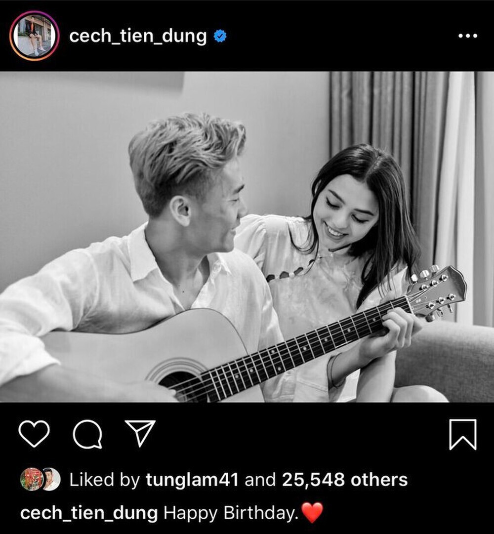 Bùi Tiến Dũng dù không bày tỏ bằng lời nhưng anh luôn có hành động lãng mạn thể hiện sự quan tâm dành cho bạn gái.