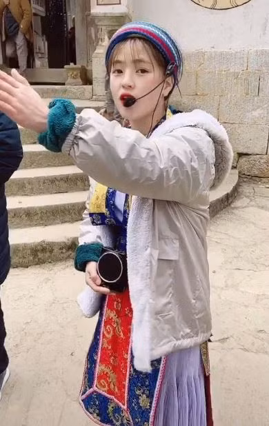 Mới đây, dân mạng lại được phen trầm trồ khi phát hiện Vàng Thị Sinh xuất hiện trên 1 clip TikTok trong vai trò là hướng dẫn viên du lịch. Theo đó, 1 du khách vô tình bắt gặp cảnh cô bé làm hướng dẫn viên đang giới thiệu cho khách tham quan về dinh thự Vua Mèo nên đã nhanh tay quay lại và đăng tải trên mạng xã hội.