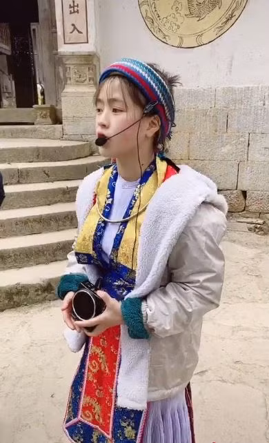 Hot girl 10x gây ấn tượng với gương mặt trong trẻo, xinh xắn, giọng nói ngọt ngào nhưng có vẻ sau 2 năm, cô gái đã trưởng thành và dạn dĩ hơn.