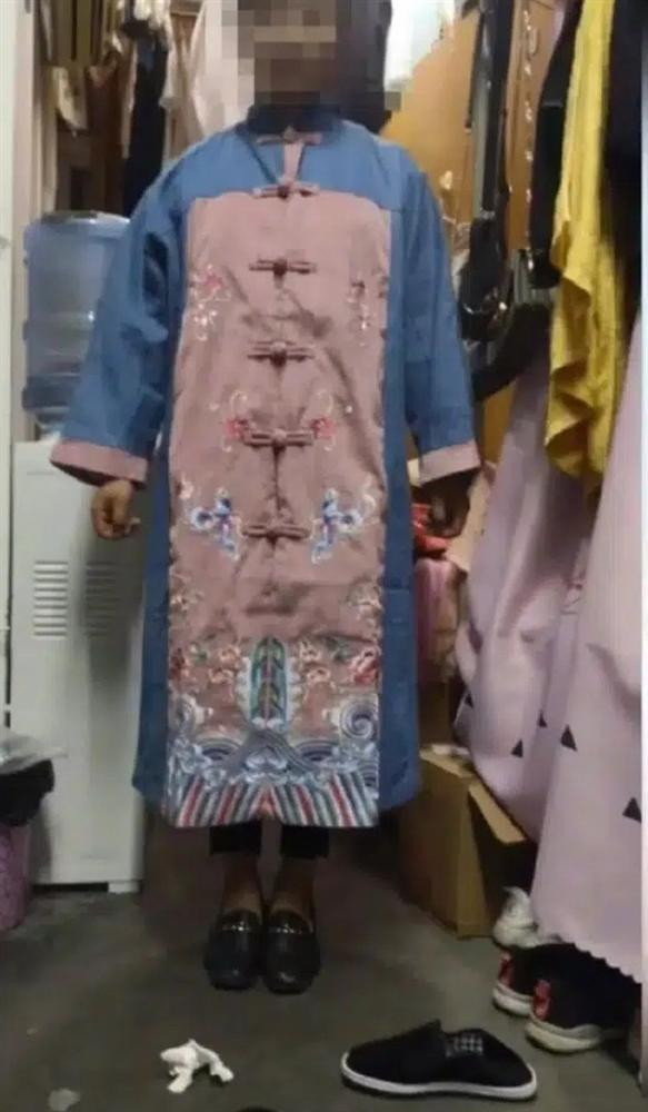 Nhưng khi hàng về tay, cô bạn rất sốc về món đồ mình nhận được. Màu sắc trông nhạt nhòa, không như ảnh đã khiến bộ trang phục này "thảm họa" đi khá nhiều. Song, đáng nói nhất chính là chất liệu không đủ xịn để chiếc áo lên được dáng đẹp như mẫu.