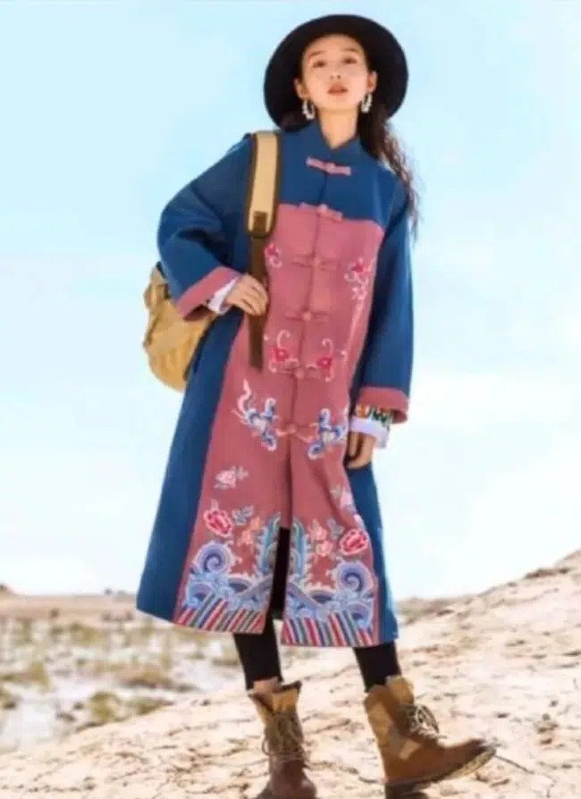 Mới đây, lại thêm một tình huống bi thương từ việc mua hàng online của cô bạn xứ Trung. Cụ thể, người này đã đặt mua một set đồ cổ trang, nhìn ảnh mẫu mặc thì miễn phải chê, trông cực ngầu.