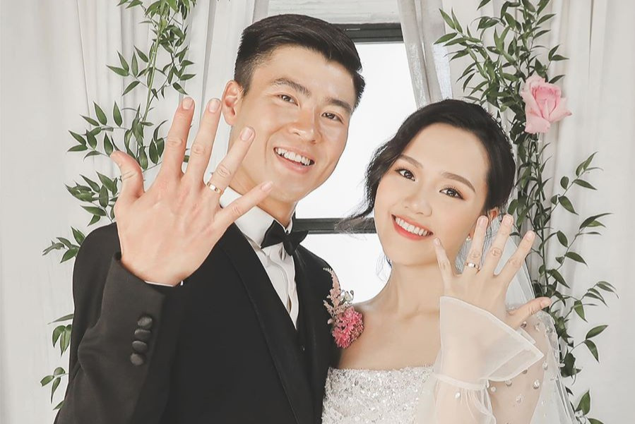 Điểm nhấn lớn là chiếc dây chuyền được làm từ vàng trắng, đính 286 viên kim cương do mẹ cô dâu tặng, có giá 34.200 USD.