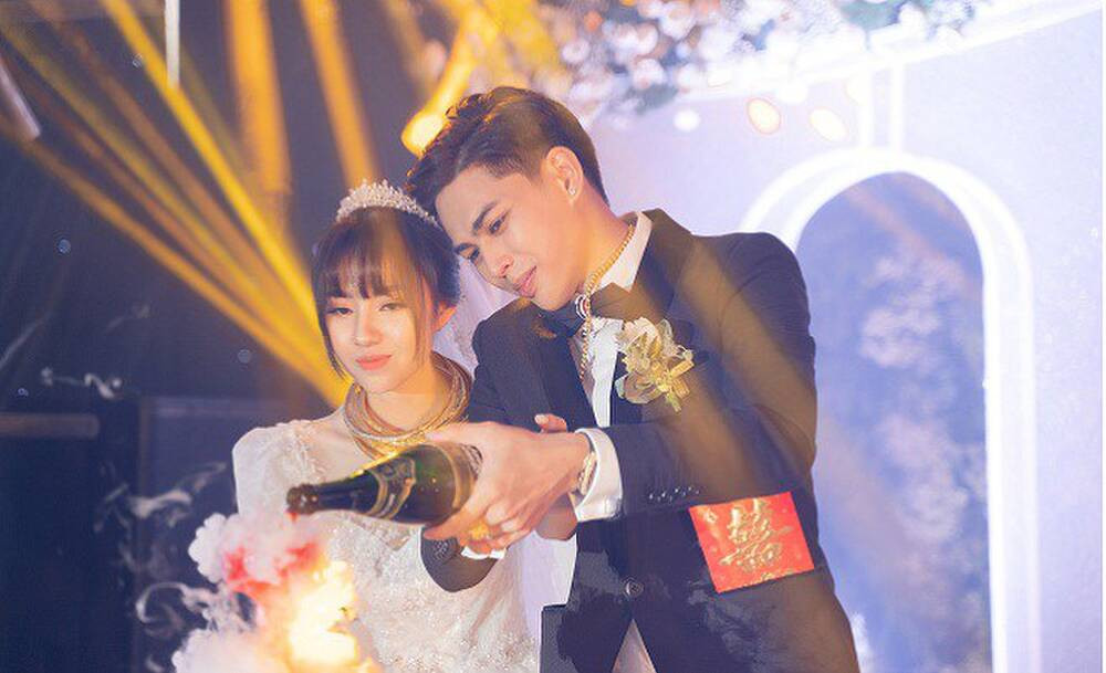 Vào tháng 6/2020, cư dân mạng bàn tán xôn xao về một đám cưới nổi tiếng ở Ninh Hiệp (Bắc Ninh), riêng chi phí dựng rạp đã lên đến 1 tỷ đồng.