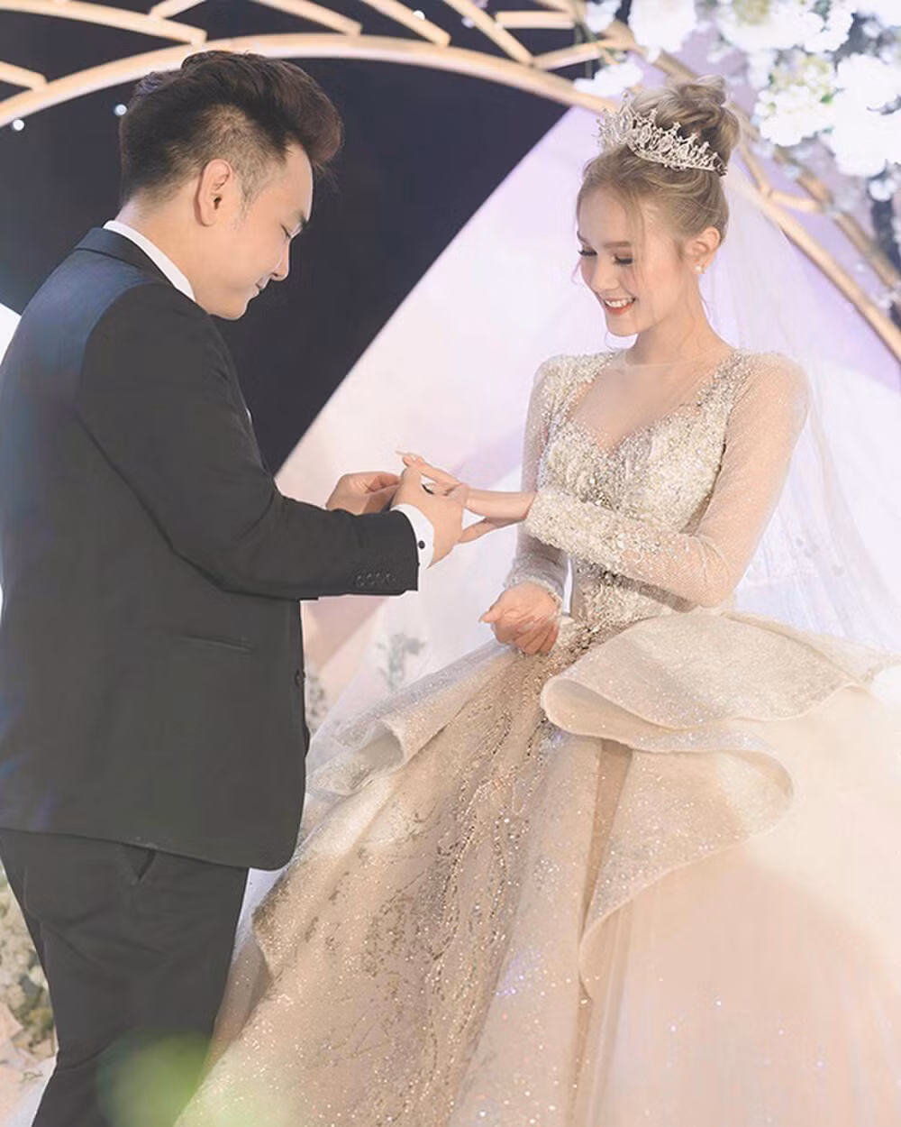 Đám cưới đình đám của cặp đôi streamer giàu nhất Việt Nam - Xemesis và hot girl Xoài Non cũng gây chú ý mới đây với độ chịu chi cực "khủng".