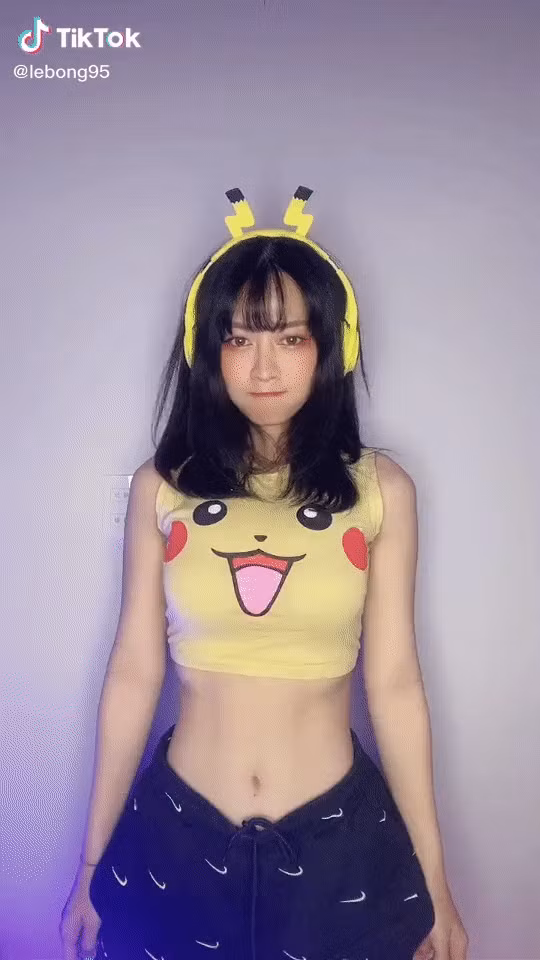 Được mệnh danh là ''hot girl phòng gym'' với thân hình chuẩn chỉnh, 3 vòng ''căng đét'' nên người hâm mộ khá quen thuộc với những hình ảnh Lê Bống khoe dáng xinh đẹp trên MXH.