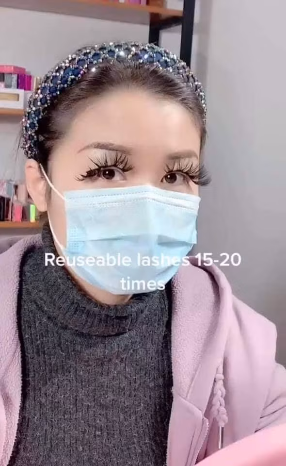 Mới đây, mạng xã hội xuất hiện hình ảnh mẫu mi được cho là sẽ "làm mưa làm gió" trong năm 2021. Cụ thể, mẫu mi này có độ dài và độ dày gấp 3, thậm chí gấp 5 lần mi bình thường. Mi được uốn cong vút, che hết mắt nhìn khá giống hình dáng một chiếc… chổi xể.