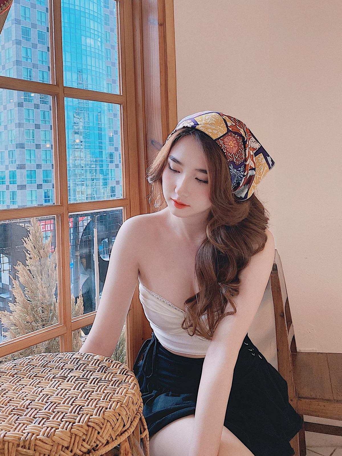 Với vẻ bề ngoài chăm chút nên nhiều dân mạng đã đồn đoán nàng hot girl này nếu không phải gia thế khủng, cũng là ái nữ của một gia đình khá giả nào đó.