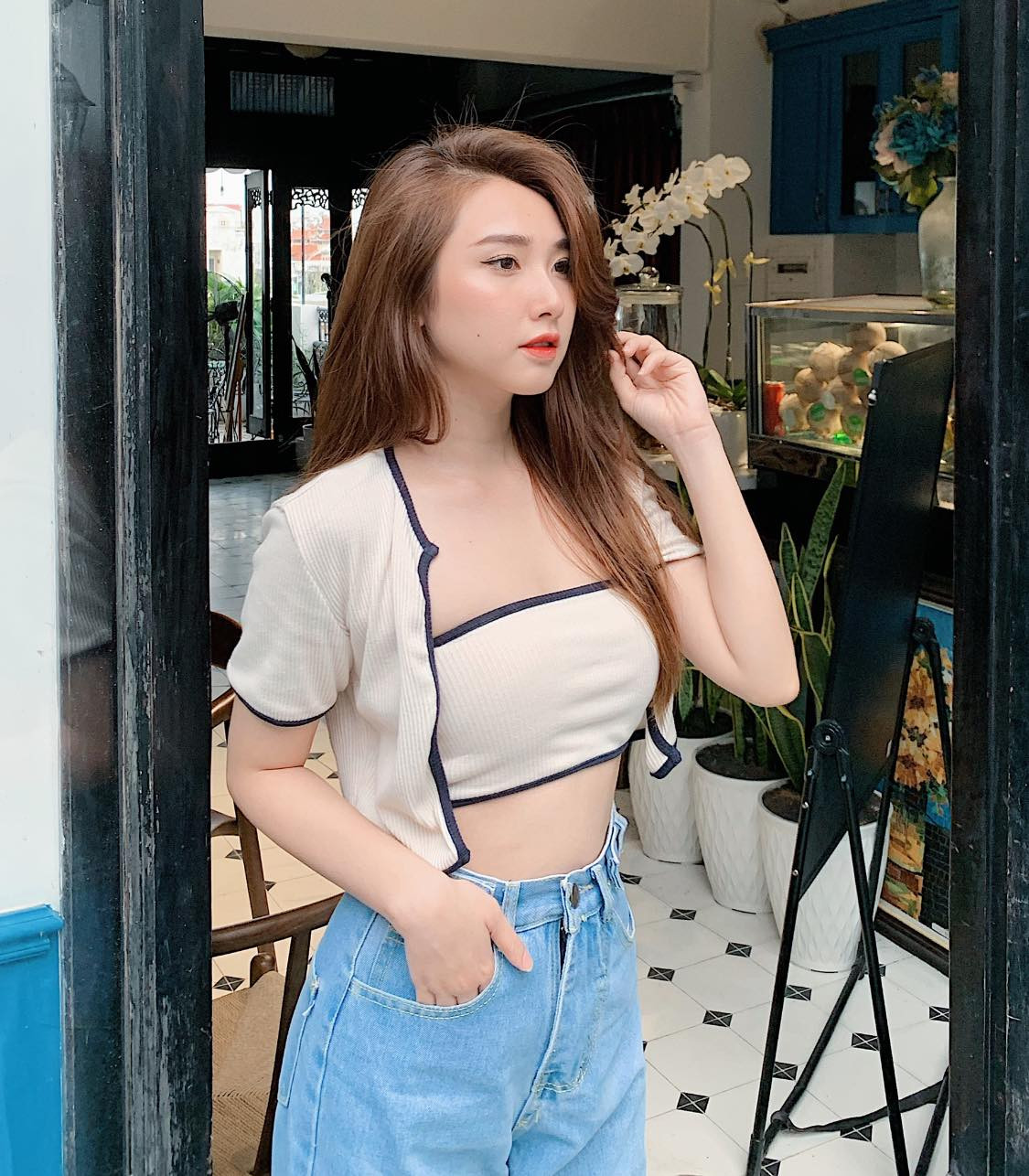 Hot girl Thanh Mèo có cuộc sống đầy đủ, cô thường "check-in" ở những nơi sang chảnh.