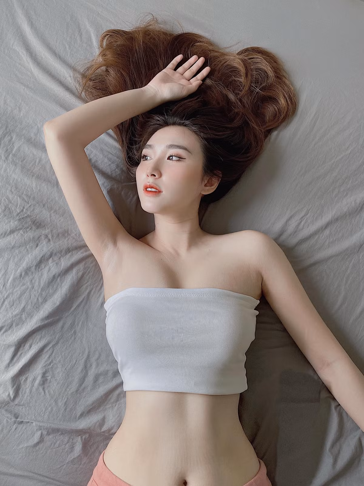 Điểm nhấn trên cơ thể của Thanh Mèo chính là làn da mịn màng, cô nàng có khuôn mặt bầu bĩnh vô cùng đáng yêu.