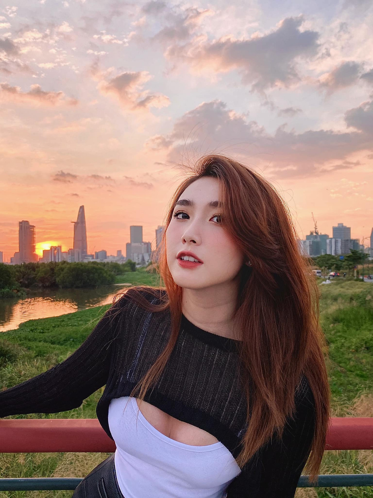 Điều đáng nói là nhan sắc của Thanh Mèo ngày càng "lên hương" từ sau khi biết đến với danh xưng bạn gái tin đồn của cầu thủ nổi tiếng.