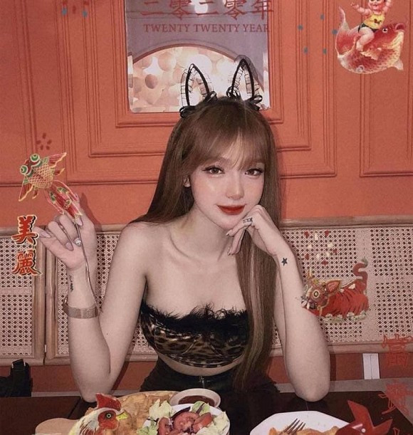 Dù nổi tiếng trên mạng xã hội, nhưng thông tin về Mym Trần vẫn là điều bí ẩn, dân mạng chỉ biết, cô nàng sinh năm 1997.