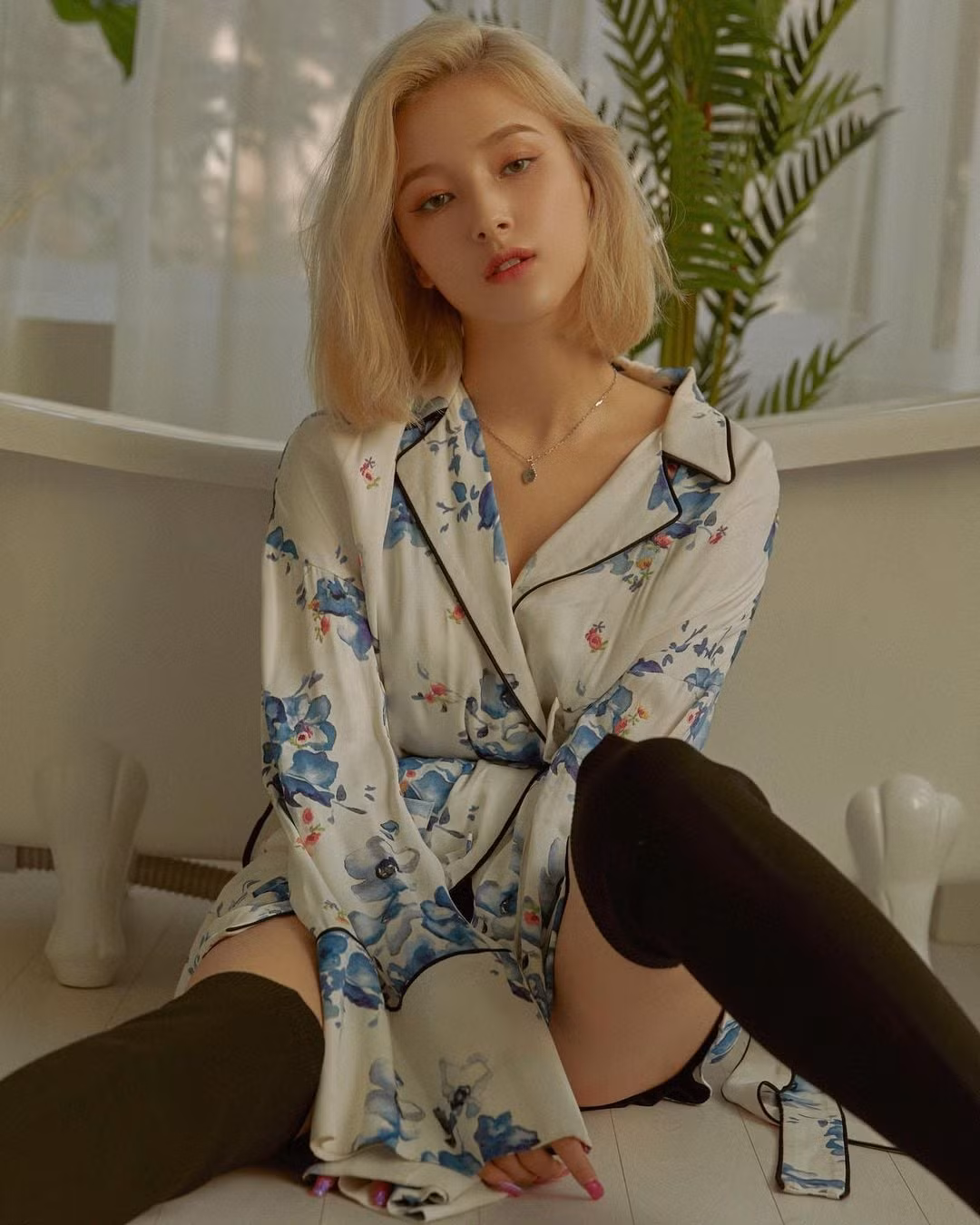 Nancy, người đẹp sinh năm 2000 nổi bật nhất trong nhóm nhạc Momoland nhờ vẻ đẹp lai 2 dòng máu tựa nữ thần của mình (cha là người Mỹ, mẹ là người Hàn Quốc).