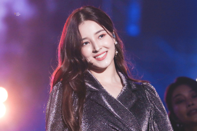 Cộng đồng người hâm mộ hiện đang rất bức xúc khi hình ảnh nhạy cảm của Nancy bị đăng tải công khai, đồng thời họ lên tiếng chỉ trích sự quản lý lỏng lẻo của ban tổ chức.