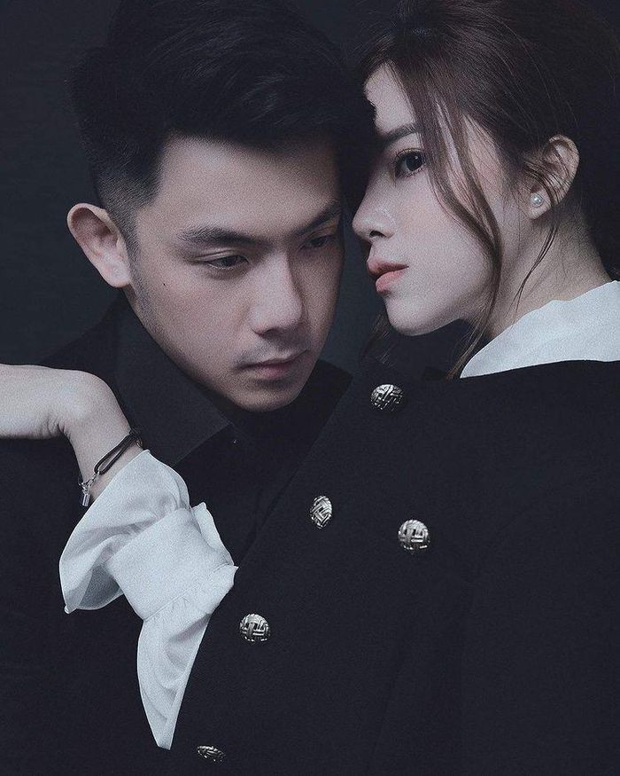 Nếu như chiếc xe màu xám là của Tống Đông Khuê vừa tậu tháng 11 vừa qua thì có lẽ chiếc xe đỏ chính là phiên bản "couple" dành riêng cho Thảo Nhi Đoàn.