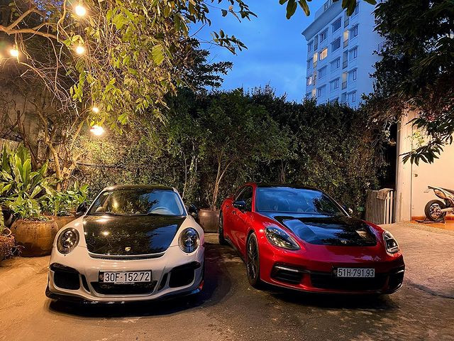 Tưởng rằng CEO Đông Khuê vừa sắm thêm 1 chiếc xe đỏ cho "có cặp có đôi" với chiếc màu xám thì hóa ra, chiếc xe đó lại xuất hiện trên trang cá nhân của bạn gái rich kid Thảo Nhi Đoàn.