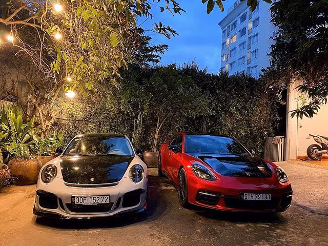 Tưởng rằng CEO Đông Khuê vừa sắm thêm 1 chiếc xe đỏ cho "có cặp có đôi" với chiếc màu xám thì hóa ra, chiếc xe đó lại xuất hiện trên trang cá nhân của bạn gái rich kid Thảo Nhi Đoàn.