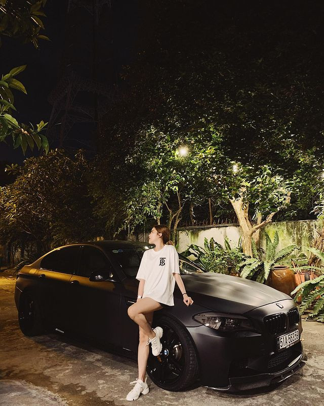 Không hổ danh là những rich kid, cặp đôi này liên tục khiến dân tình ghen ti bởi sở thích mua xe sang của mình.