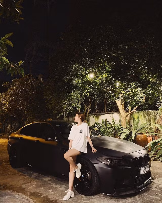 Không hổ danh là những rich kid, cặp đôi này liên tục khiến dân tình ghen ti bởi sở thích mua xe sang của mình.