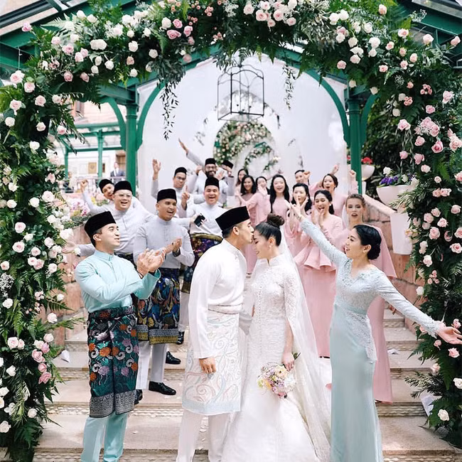 Đến năm 2018, Chryseis Tan tuyên bố kết hôn với Faliq Nasimuddin – người thừa kế của tập đoàn tư nhân lớn nhất Malaysia. Cặp đôi này được đánh giá xứng đôi vừa lứa về ngoại hình lẫn gia thế. Đám cưới của họ nổi tiếng với mức độ xa xỉ không ai sánh bằng.