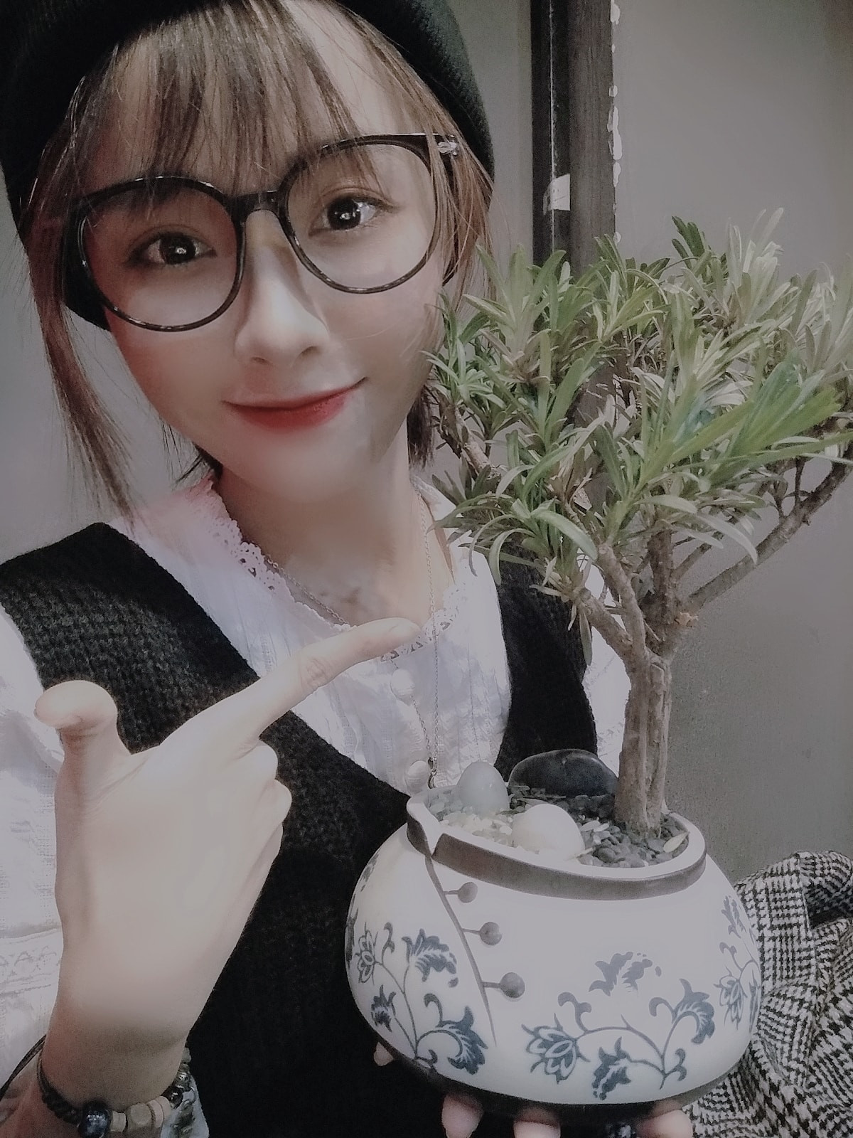 Ngoài giờ học trên lớp, Kim Phụng còn nhận làm mẫu ảnh. Công việc này giúp Phụng thỏa mãn sở thích chụp ảnh và có thêm thu nhập trang trải học phí.