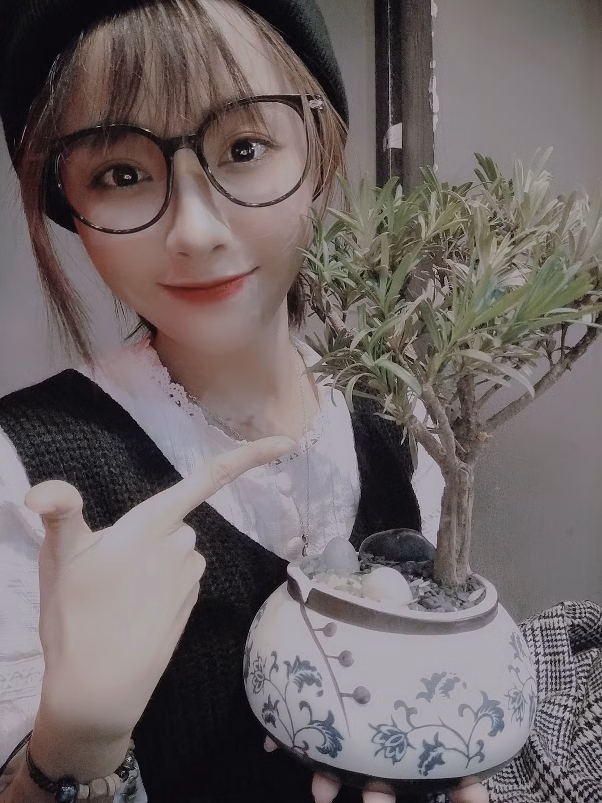 Ngoài giờ học trên lớp, Kim Phụng còn nhận làm mẫu ảnh. Công việc này giúp Phụng thỏa mãn sở thích chụp ảnh và có thêm thu nhập trang trải học phí.