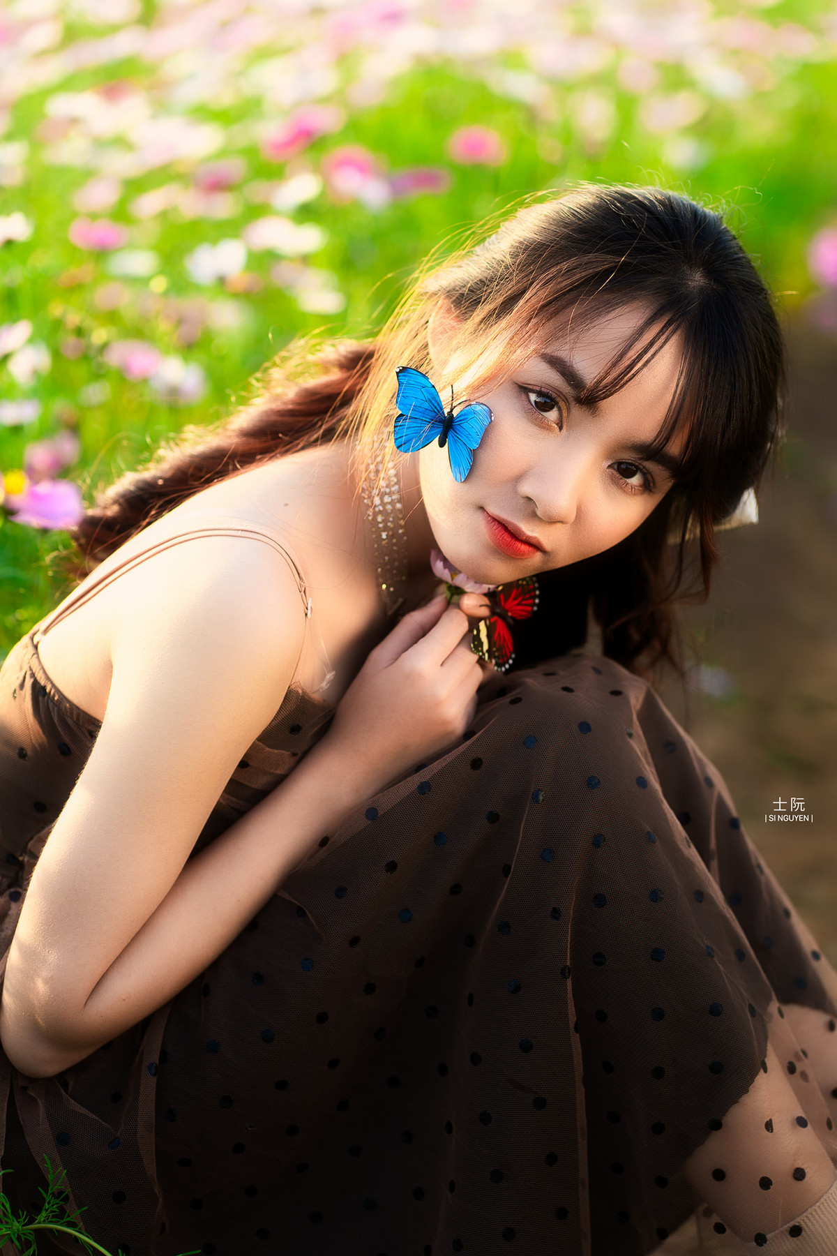 Không chỉ sở hữu vẻ ngoài xinh xắn, Kim Phụng còn gây ấn tượng bởi sự mạnh mẽ, cứng cỏi đậm chất con gái khối kỹ thuật.