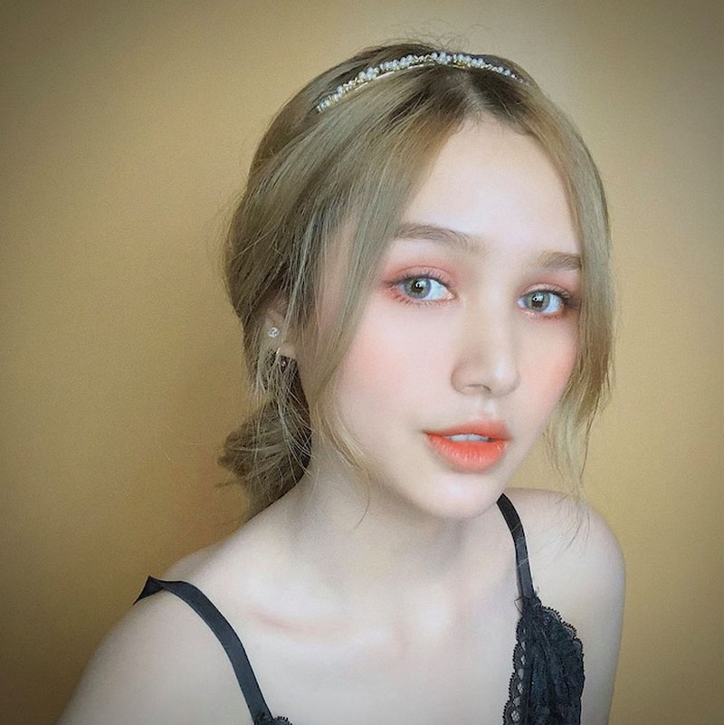 Bên cạnh Linh Ngọc Đàm, hot girl Xoài Non cũng nằm trong hội chị em thân thiết với Thiều Bảo Trâm. Dù không thường xuyên đăng tải ảnh cùng nhau, nhưng qua drama mới đây có thể thấy tình cảm của họ vẫn rất thân thiết.